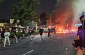 Massa Bakar Dua Bus Polisi di Markas Gegana Jakarta Pusat BERITA WUKONG778 MUSIC