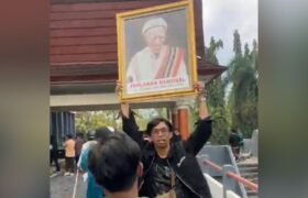 Foto Pahlawan Nasional Diselamatkan dari Kobaran Api Saat Massa Bakar Gedung DPRD NTB BERITA WUKONG778 MUSIC