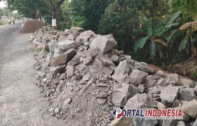 Proyek Siluman di Jalan Raya Suboh, diduga Gunakan Batu Ilegal dan dikerjakan Asal-asalan  BERITA WUKONG778 MUSIC