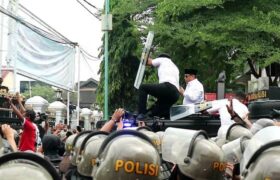 Polisi Kawal Bupati Pati Temui Peserta Aksi, Massa Lempari BERITA WUKONG778 MUSIC