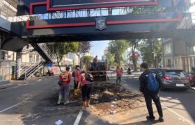Petugas Bersihkan Sisa-Sisa Demo Semalam di Basuki Rahmat dan Gubernur Suryo Surabaya BERITA WUKONG778 MUSIC