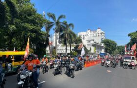 Aksi Demo Buruh di Kantor Gubernur Jatim, Polrestabes Surabaya Alihkan Arus Lalu Lintas BERITA WUKONG778 MUSIC