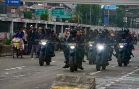 Polisi Lakukan Sterilisasi terhadap Massa Aksi Unjuk Rasa di Depan Gedung DPR BERITA WUKONG778 MUSIC