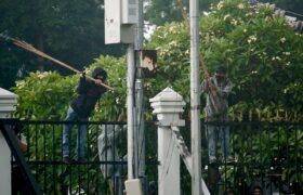 Aksi Mahasiswa dan Elemen Masyarakat di Depan Gedung DPR Dibubarkan Polisi BERITA WUKONG778 MUSIC