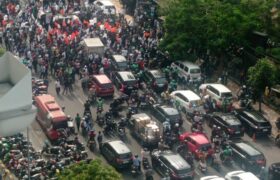 Jalan Embong Malang Sempat Ditutup Aksi Demo Kamis Siang, Arus Lalu Lintas Depan TP Padat BERITA WUKONG778 MUSIC