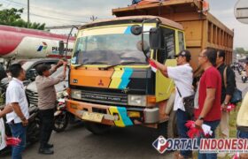 IWOI Jateng dan Polsek Semarang Barat Bagikan Bendera Merah Putih di Exit Tol Krapyak BERITA WUKONG778 MUSIC