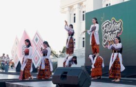 Kapolres dan Ketua Bhayangkari Lombok Utara Angkat Martabat Tenun Lokal di Fashion Street 2025 BERITA WUKONG778 MUSIC