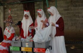 SMP Al Hikmah Surabaya Peringati HUT ke-80 RI dengan Devile Merah Putih dan Aksi Peduli Lingkungan BERITA WUKONG778 MUSIC