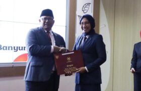 Sekda Banyumas Serahkan 36 Tanda Kehormatan Satya Lancana Karya Satya BERITA WUKONG778 MUSIC