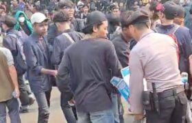 Polisi Bagikan Air Mineral kepada Massa Demo di Senayan BERITA WUKONG778 MUSIC