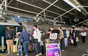 Wisatawan Asing Senang Gunakan Transportasi Umum Kereta Api BERITA WUKONG778 MUSIC