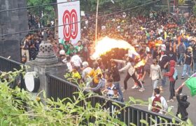 Berakhir Ricuh, Polisi Terpaksa Bubarkan Aksi Unra Anarkis di Depan Mapolda Untuk Lindungi Masyarakat BERITA WUKONG778 MUSIC