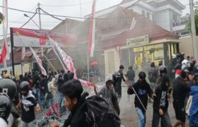 Aksi Massa di Kota Magelang, Polisi Tembakkan Gas Air Mata BERITA WUKONG778 MUSIC