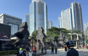 Masyarakat Jakarta Singgah di Polda Metro Jaya Abadikan Situasi Pasca-demo BERITA WUKONG778 MUSIC