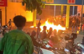 Pos Polantas Waru Sidoarjo Dibakar Massa, Belasan Polisi Terjebak Kobaran Api BERITA WUKONG778 MUSIC