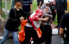 Bentrok Massa Aksi dan Aparat di Depan DPR, Puluhan Demonstran Ditangkap BERITA WUKONG778 MUSIC