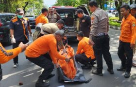 Pemotor Perempuan asal Sidoarjo Meninggal dalam Kecelakaan di Bratang Surabaya BERITA WUKONG778 MUSIC