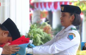 Prabowo Presiden Cium Bendera Merah Putih Sebelum Diserahkan ke Paskibraka Pembawa Baki BERITA WUKONG778 MUSIC