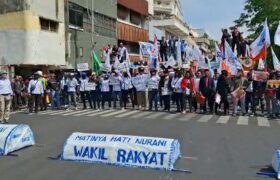 Setelah Gelar Aksi Teatrikal, Massa Buruh Bergerak Menuju Kantor Gubernur Jatim BERITA WUKONG778 MUSIC