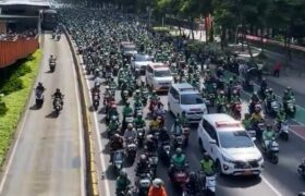 Konvoi Driver Ojol Antar Jenazah Affan Kurniawan Korban Rantis Brimob ke Pemakaman BERITA WUKONG778 MUSIC