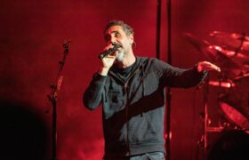 Vokalis System Of A Down Umumkan Album Baru "Covers, Collaborations & Collages" BERITA WUKONG778 MUSIC