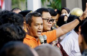 Usai Ditemui Kadisnaker Jatim, Massa Buruh Balik Kanan dari Kantor Gubernur BERITA WUKONG778 MUSIC