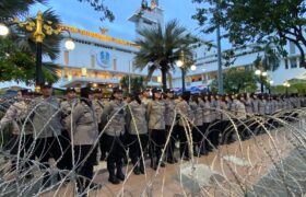 2.608 Polisi Dikerahkan Amankan Aksi Demo Buruh di Surabaya Hari ini BERITA WUKONG778 MUSIC