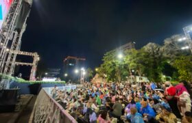 Meski Diguyur Hujan Gerimis, Pesta Rakyat di Grahadi Tetap Diserbu Masyarakat BERITA WUKONG778 MUSIC