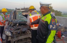 Mobil Tabrak Belakang Truk Tronton di Tol Jomo, Pengemudi dan Dua Penumpang Meninggal BERITA WUKONG778 MUSIC