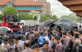 Diguyur Hujan Deras, Mahasiswa Aliansi "Nakama Bergerak" Tetap Demo di DPRD Jatim BERITA WUKONG778 MUSIC