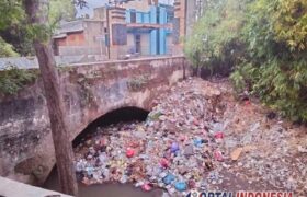 Sampah Menumpuk di Jembatan Sungai Jumain Kalimas Besuki, Pemerintah Dinilai Abai BERITA WUKONG778 MUSIC