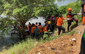 Pengamen yang Tenggelam di Kali Jagir Surabaya Ditemukan Meninggal Dunia BERITA WUKONG778 MUSIC