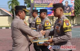 Tiga Bhabinkamtibmas Berprestasi Raih Penghargaan Kapolres Probolinggo BERITA WUKONG778 MUSIC