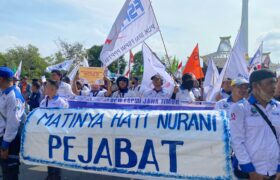 Massa Buruh Sampaikan Tuntutan di Depan Kantor Gubernur Jatim BERITA WUKONG778 MUSIC