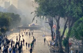 Polisi Pukul Mundur Massa Aksi dari Jalan Gubernur Suryo ke Jalan Pemuda Surabaya BERITA WUKONG778 MUSIC