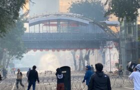 Polisi Tembakkan Gas Air Mata untuk Bubarkan Aksi Massa di Grahadi BERITA WUKONG778 MUSIC