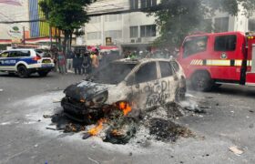 Sebuah Mobil Dibakar Massa di Depan Markas Brimob Polda Metro Jaya, Diduga Milik Polisi BERITA WUKONG778 MUSIC