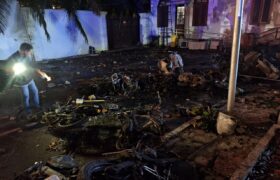 Lebih dari 21 Motor Diperkirakan Terbakar dalam Aksi di Gedung Negara Grahadi BERITA WUKONG778 MUSIC