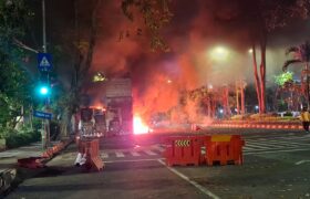 Demo di Surabaya Berlangsung Hingga Malam, Pos Polisi Bungkul Terbakar BERITA WUKONG778 MUSIC