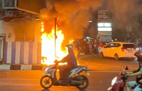 Pos Polisi Basuki Rahmat dan Panglima Sudirman Surabaya Dibakar Massa BERITA WUKONG778 MUSIC