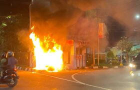 Pos Polisi Sepanjang Jalan Panglima Sudirman hingga Bundaran Waru Dibakar Massa BERITA WUKONG778 MUSIC