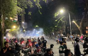 Polisi Mulai Tembakkan Gas Air Mata Bubarkan Massa di Grahadi BERITA WUKONG778 MUSIC
