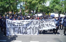 Ribuan Massa Aksi BEM Nusantara Kepung Polda Jatim BERITA WUKONG778 MUSIC