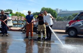 Wali Kota Surabaya Ikut Bersihkan Sisa Aksi Semalam di Jalan Pemuda BERITA WUKONG778 MUSIC