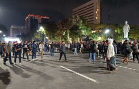 Demo Kembali Memanas di Depan Grahadi Surabaya Malam Ini BERITA WUKONG778 MUSIC
