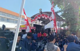 Setelah Kepung Polda Jatim, Mahasiswa Menggeruduk Polrestabes Surabaya BERITA WUKONG778 MUSIC