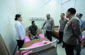 Enam Polisi dan Satu Anggota TNI Luka saat Amankan Aksi Demo di Grahadi BERITA WUKONG778 MUSIC