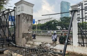 TNI dan Brimob Terus Siaga di Lokasi Pagar DPR yang Jebol Akibat Aksi Massa BERITA WUKONG778 MUSIC
