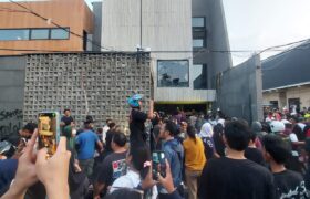 Rumah Ahmad Sahroni Anggota DPR Digeruduk Massa BERITA WUKONG778 MUSIC