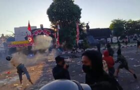 Aksi Demonstrasi di Polrestabes Surabaya Berujung Ricuh BERITA WUKONG778 MUSIC
